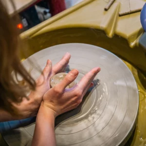 Elève sur son tour de potier